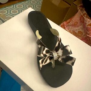 GUESS SANDALS!! With a bow NEWW IN BOX size 5